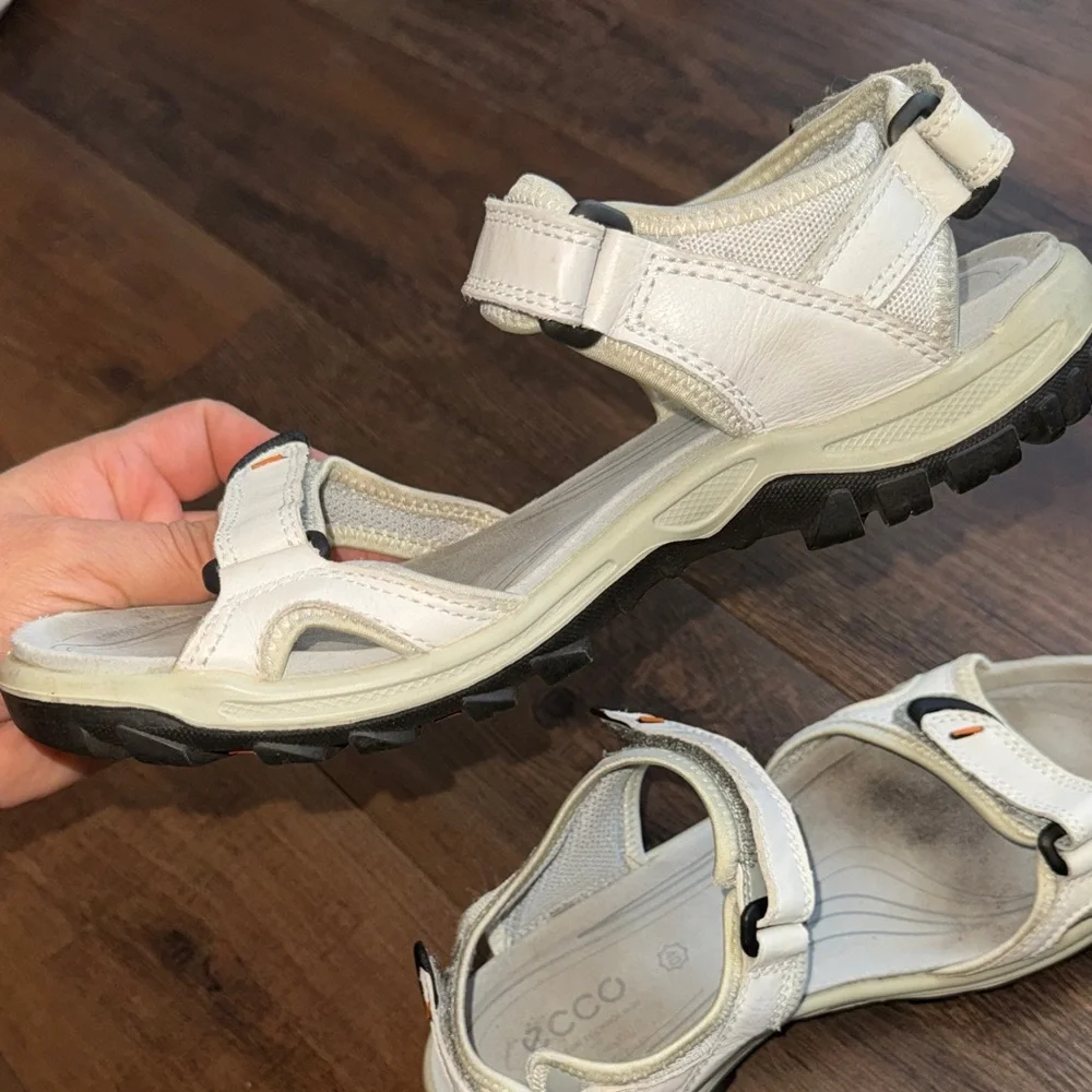 Ecco Women's Cream and Black Sandals